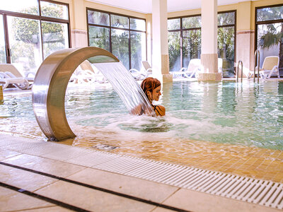 Caja regalo Spa Playa Granada: 1 circuito de aguas, masaje y cena para 2 personas