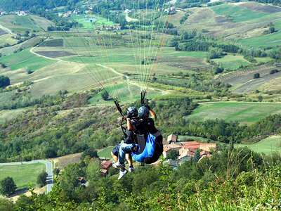 Voghera dall'alto: volo in parapendio biposto con briefing, attestato e foto ricordo