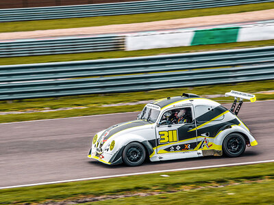 11 tours en tant que pilote et co-pilote à bord d’une VW Fun Cup biplace sur le circuit de Mettet