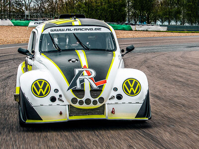 Coffret cadeau 11 tours en tant que pilote et co-pilote à bord d’une VW Fun Cup biplace sur le circuit de Mettet