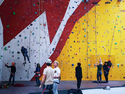 Caja Escalada en Madrid: curso iniciación en rocódromo para 2 personas
