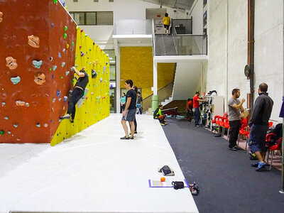 Experiencia de escalada: iniciación en rocódromo para 1 persona
