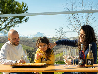 Cofanetto Calici e delizie d'Abruzzo: 1 notte nel verde in Lodge 1 e visita in cantina con degustazione