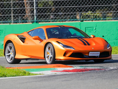 Cofanetto Guida Ferrari F8 Tributo: 2 giri su pista presso l'Autodromo del Mugello