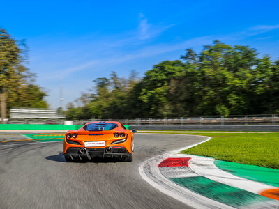 Cofanetto regalo A tutta velocità in Ferrari F8 Tributo: 1 giro su pista presso il Circuito di Monza