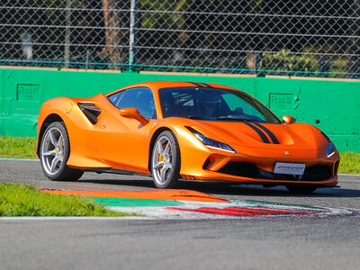 Cofanetto regalo Guida Ferrari F8 Tributo: 2 giri su pista presso l'Autodromo Nazionale di Monza