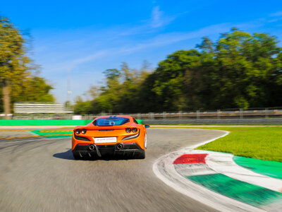 Cofanetto Adrenalina all'Autodromo del Mugello: 1 giro alla guida di una Ferrari F8 Tributo