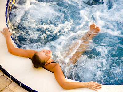 Caja Luxor Spa & Fitness Center: acceso a hamam, cava y bombones para 2