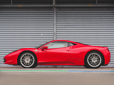 Guida su pista: 1 emozionante giro al volante di una Ferrari 458 Italia sul Cremona Circuit