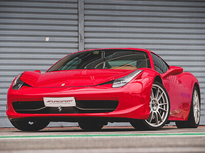Cofanetto 1 appassionante giro al volante di una Ferrari 458 Italia sul Circuito di Vairano
