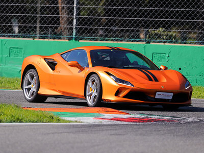 Cofanetto 1 giro al volante di una Ferrari F8 Tributo presso l'Autodromo Vallelunga Pietro Taruffi