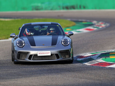 Cofanetto Un giorno da pilota all'Autodromo di Vallelunga: 2 giri alla guida di una Porsche 911 GT3