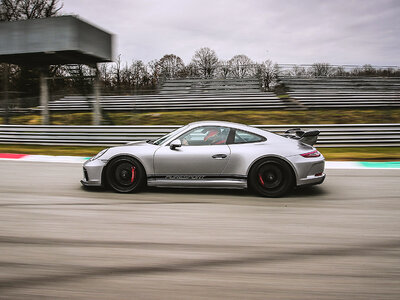 Cofanetto Guida sportiva all'Autodromo di Vallelunga: 1 giro al volante di una Porsche 911 GT3