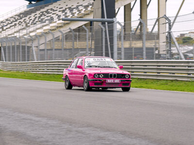 Doos 8 rondes als piloot en copiloot in een BMW E30 Cup in Zolder