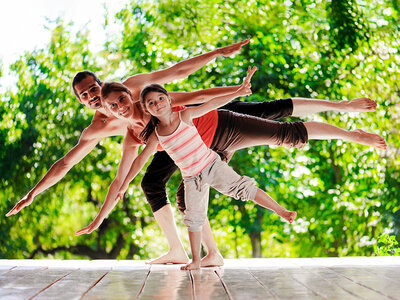 Caja Yoga en familia: experiencia de senderismo y clase de yoga para 4