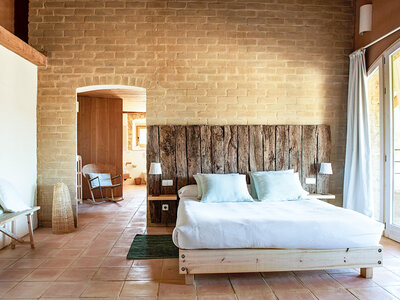 Caja Escapada eco-rural en Hotel Can Buch: 1 noche y desayuno para 2