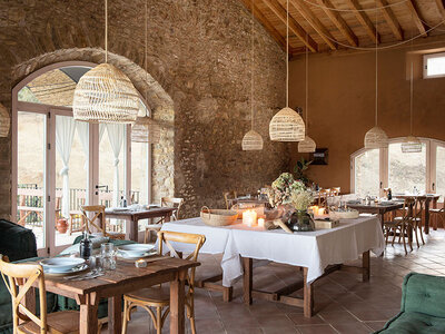 Caja Hotel Can Buch: 1 noche con cena de autor para 2 personas