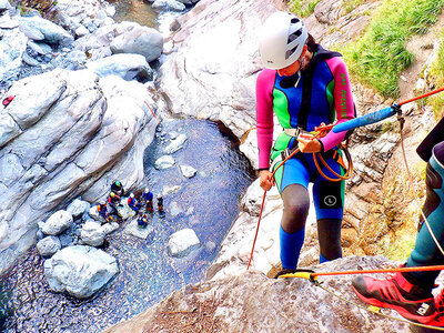 Cofanetto 1 percorso Canyoning Test Yourself con macchina fotografica subacquea