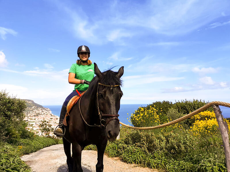 1 esperienza a cavallo con suggestivo picnic a Pietra Ligure per 2 persone