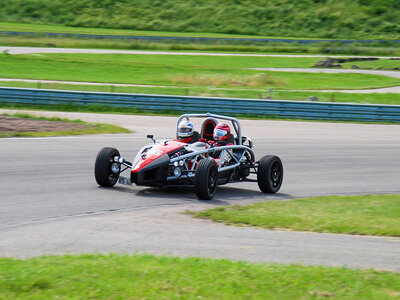 Presentbox 5 fullfartsvarv i en Ariel Atom på Mantorp Park