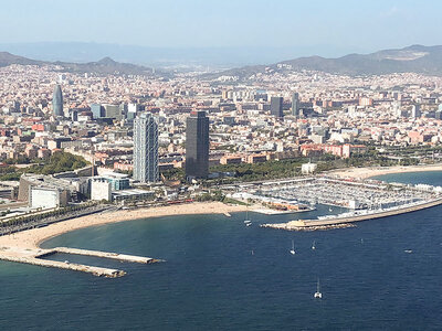 Caja regalo ¡Barcelona en helicóptero!: 1 vuelo de 7 min en helicóptero por la costa