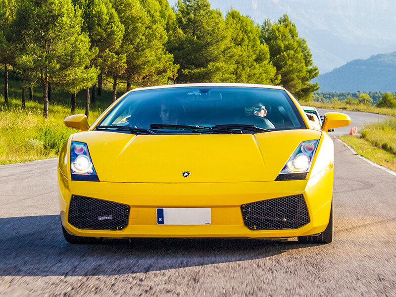Ferrari o Lamborghini: 1 vuelta en Kotarr y 11 km en carretera en fin de semana