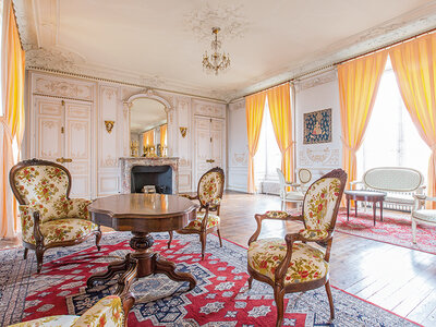 Coffret Escapade de 2 jours dans un château avec dîner, champagne et visite, près de Bourges