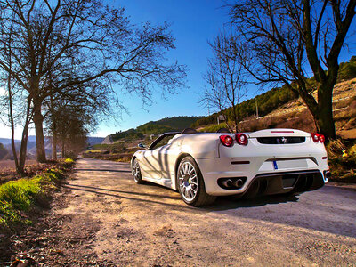 Caja Lujo y adrenalina: 1 ruta por carretera en un Ferrari F430 Spider (20 km)