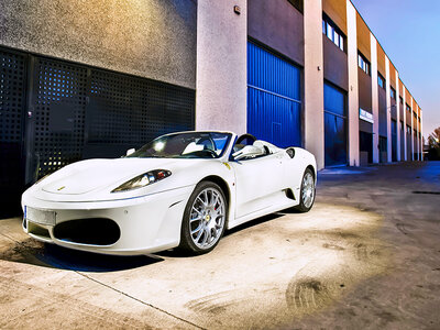 Caja regalo Lujo y adrenalina: 1 ruta por carretera en un Ferrari F430 Spider (20 km)