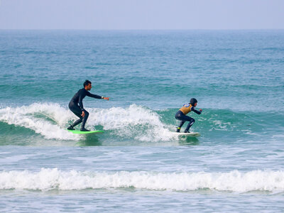 Coffret Surf en famille : leçon d'1h30 pour 2 adultes et 1 enfant dans la baie d'Audierne