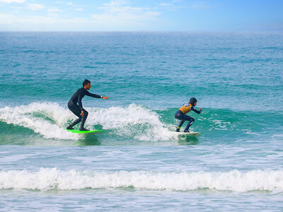 Coffret cadeau Surf en famille : leçon d'1h30 pour 2 adultes et 2 enfants dans la baie d'Audierne