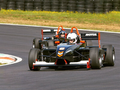 Doos 7 rondes racen in een Formule 3-wagen op het Circuit Paul Ricard