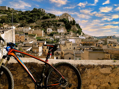 Cofanetto Benessere barocco a Scicli: 3 notti con idromassaggio e tour guidato della città in bici