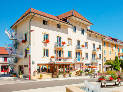 Coffret cadeau 2 jours en famille en hôtel 3* avec vue sur le lac à la frontière suisse