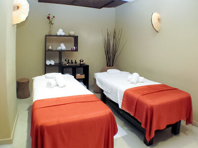 Vacaciones de relax con 1 circuito de aguas (1h) y masaje craneal en el Spa Islantilla