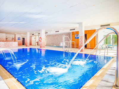 Caja Relax en Spa La Hacienda, Salou: circuito de agua, masaje craneal y cava