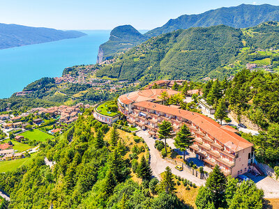 Cofanetto regalo Insieme sul Lago di Garda: 1 notte in hotel 4* con accesso Spa e bottiglia di vino in omaggio