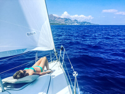 Cofanetto Escursione in barca a vela lungo la Riviera dei Ciclopi con aperitivo a bordo per 2