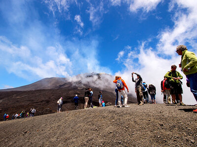 Cofanetto regalo Trekking guidato di 5h 30min ai crateri sommitali dell’Etna e attrezzatura inclusa per 2