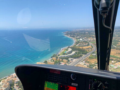 Caja ¡Con vistas al mar... desde el cielo! Paseo en helicóptero por la Costa del Sol para 2