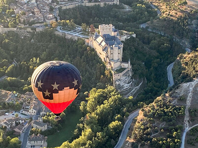 Caja Descubre Segovia: 1 paseo en globo de 1 hora con desayuno y brindis