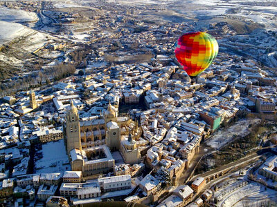 Descubre Segovia: 1 paseo en globo de 1 hora con desayuno y brindis