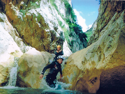 Caja ¡A la aventura!: un descenso de barrancos de 4 horas para 2 personas