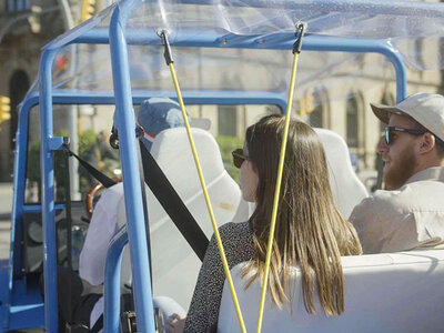 Barcelona: 1 tour privado en coche eléctrico de 2 horas para 3 personas