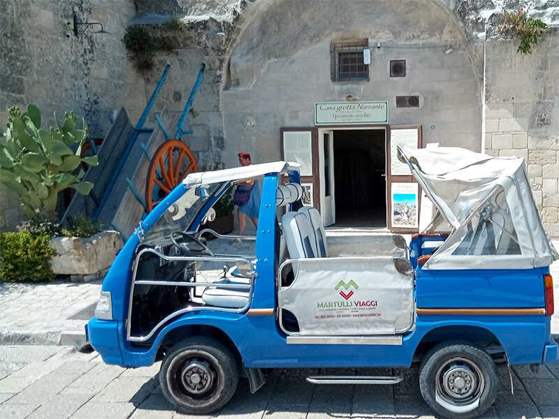 In TukTuk per Matera: 1 tour della città con visita alla Casa Grotta e 1 notte in camera