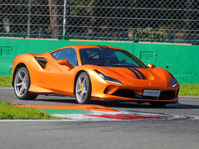 1 giro sull'Hockenheimring in Ferrari F8 Tributo o Mercedes-AMG GT R PRO