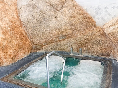 Caja Hotel Balneario de Retortillo: 1 acceso al circuito termal de 45 min y comida para 2