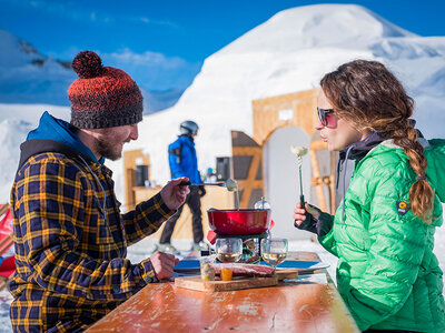 Cofanetto regalo Tour dell'igloo, racchette da neve e fonduta per 2 persone a Gstaad