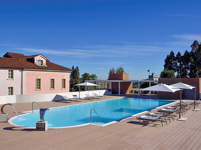 Cofanetto Relax sul Lago Maggiore: 1 ingresso in piscina con aperitivo in resort 5* per 2 persone