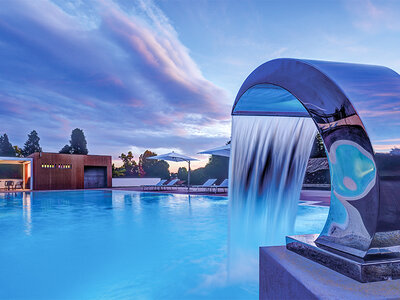 Cofanetto regalo Relax sul Lago Maggiore: 1 ingresso in piscina con aperitivo in resort 5* per 2 persone